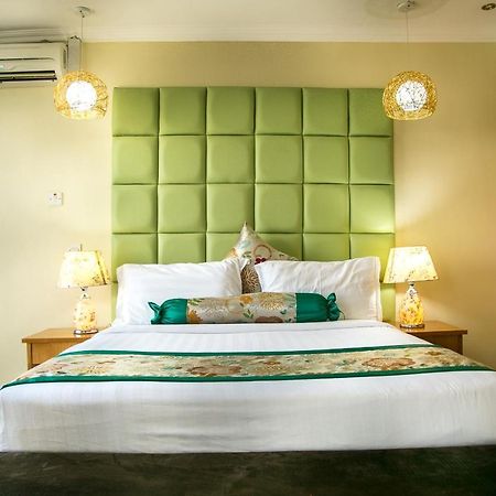 Kebbys Hotel Дар-ес-Салам Екстер'єр фото