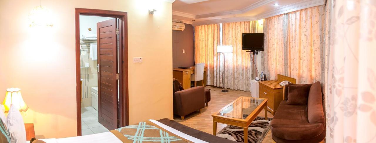 Kebbys Hotel Дар-ес-Салам Екстер'єр фото