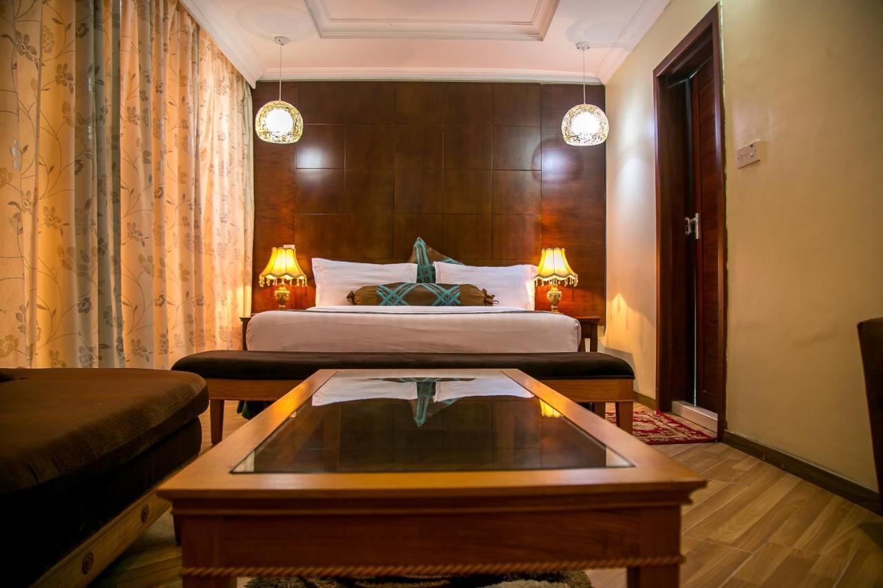 Kebbys Hotel Дар-ес-Салам Екстер'єр фото